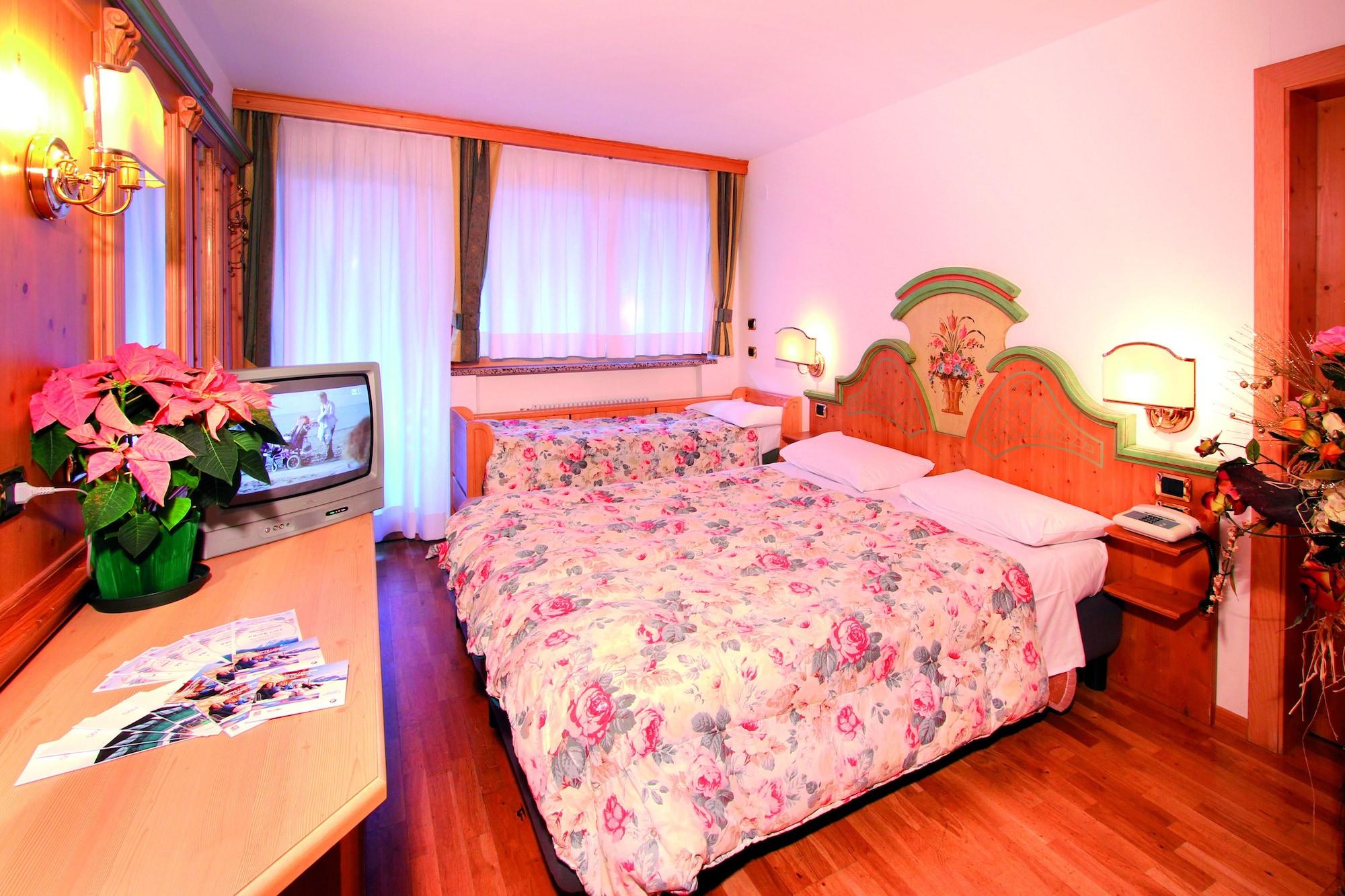 Hotel Dolomiti Schloss Canazei Luaran gambar