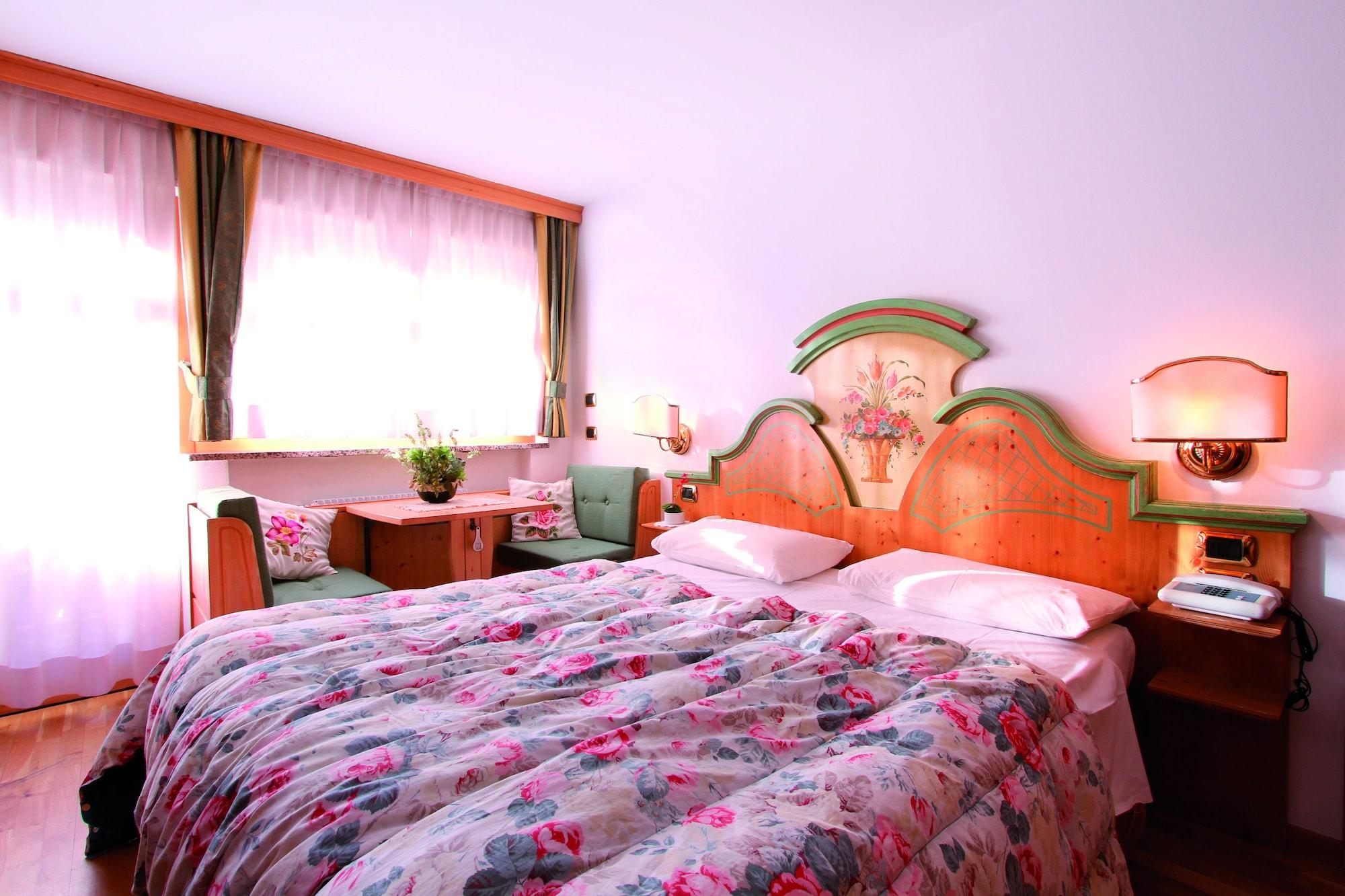 Hotel Dolomiti Schloss Canazei Luaran gambar