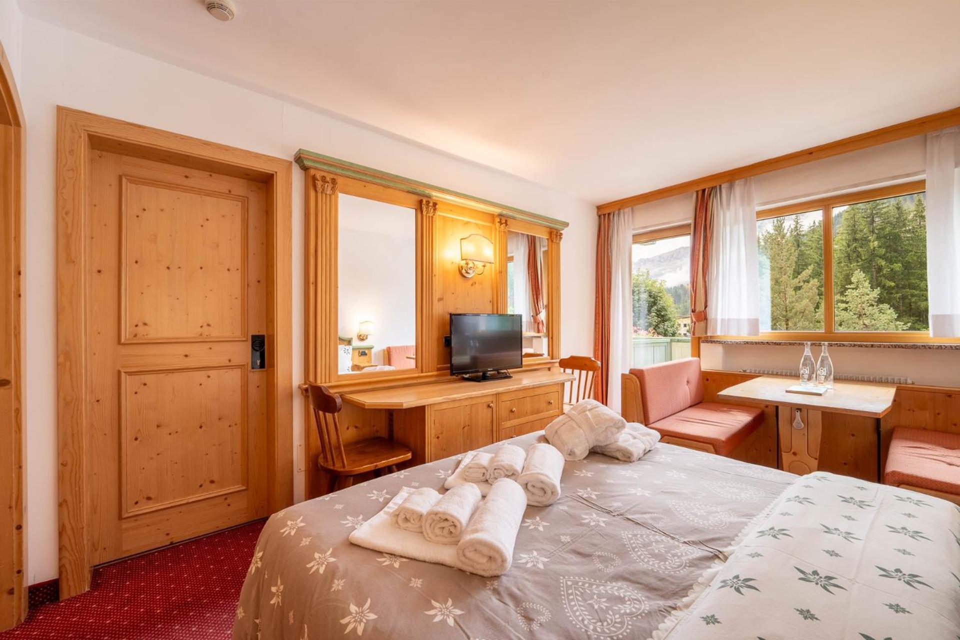 Hotel Dolomiti Schloss Canazei Luaran gambar
