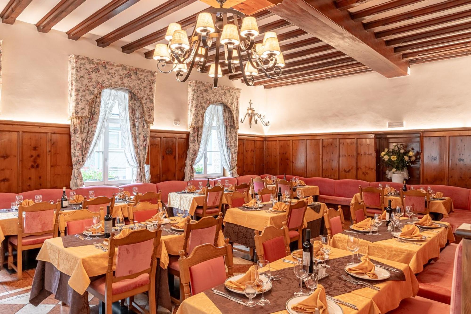 Hotel Dolomiti Schloss Canazei Luaran gambar