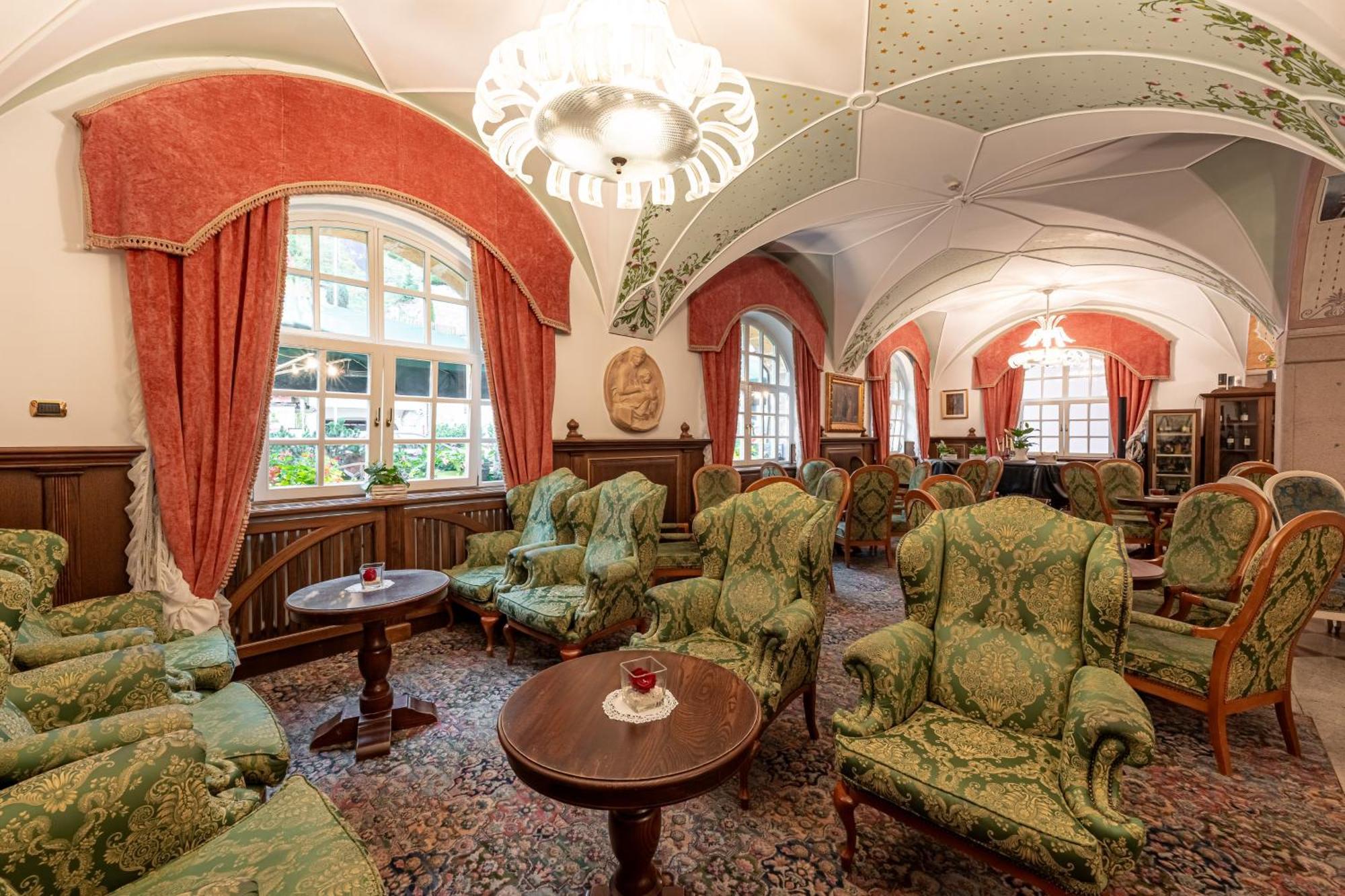 Hotel Dolomiti Schloss Canazei Luaran gambar