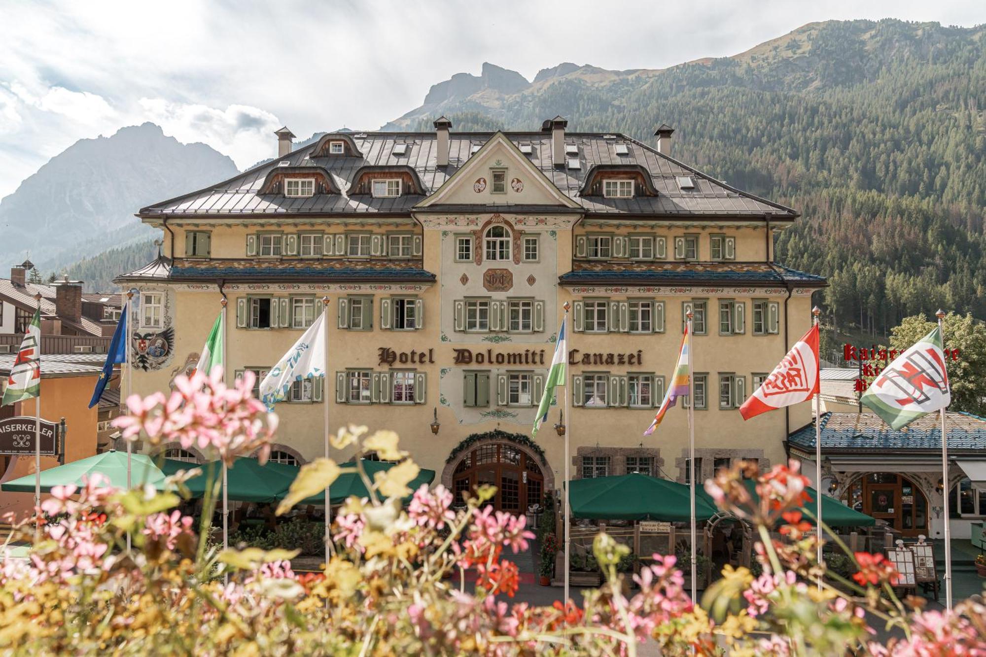 Hotel Dolomiti Schloss Canazei Luaran gambar