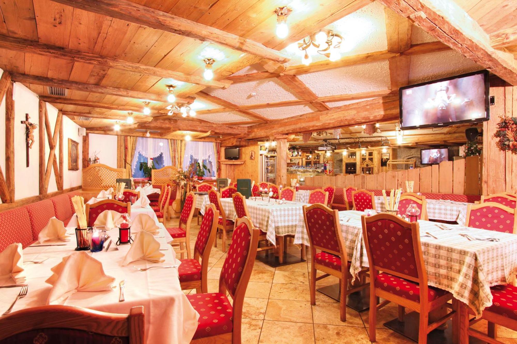Hotel Dolomiti Schloss Canazei Luaran gambar