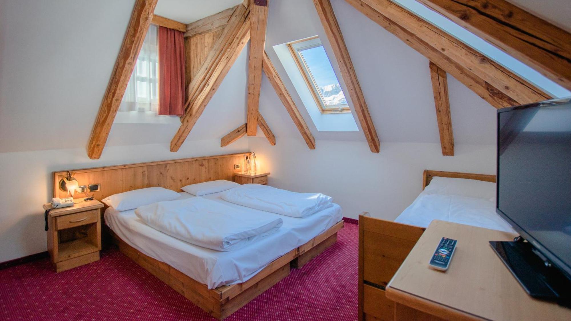 Hotel Dolomiti Schloss Canazei Luaran gambar