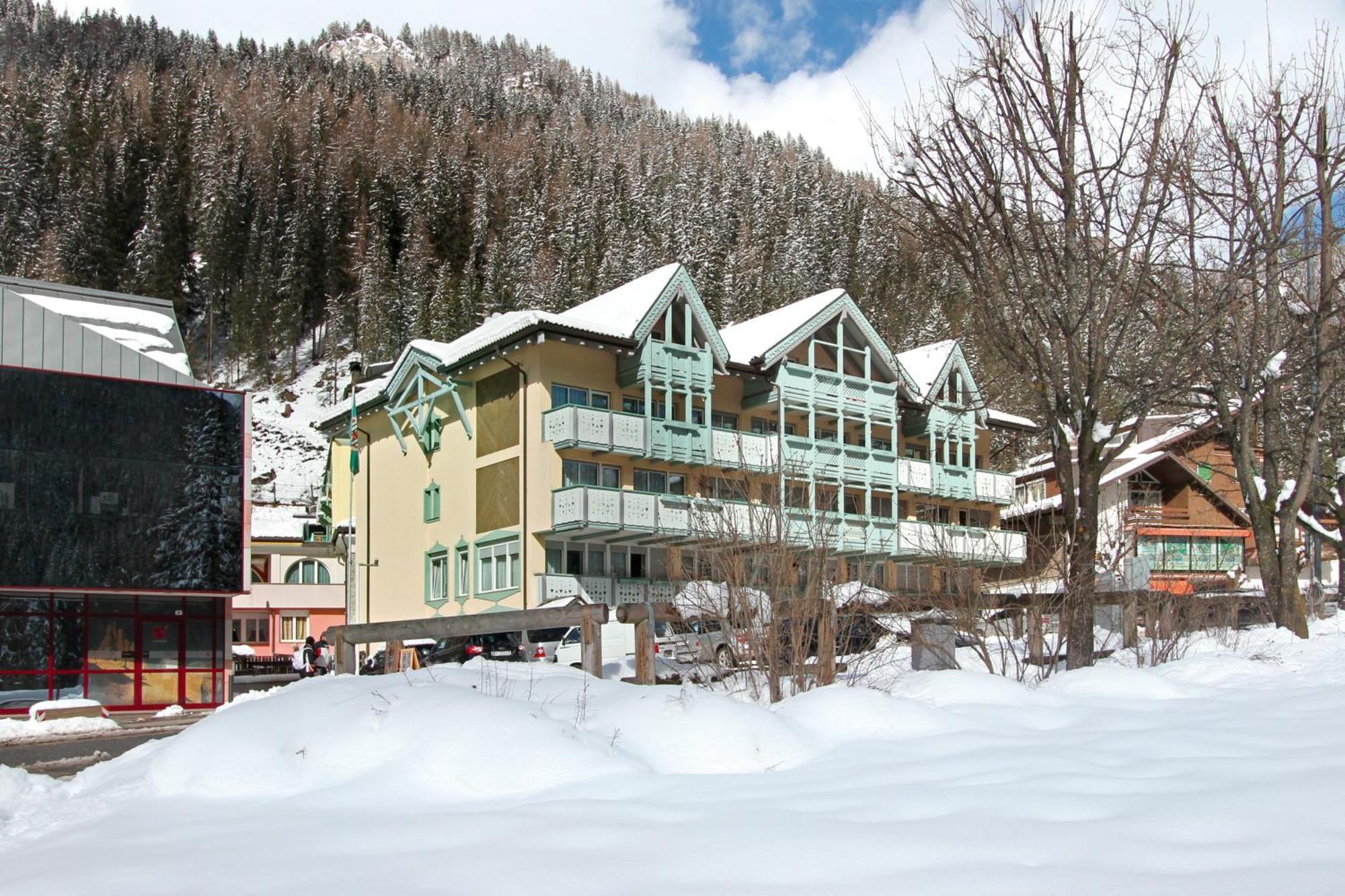 Hotel Dolomiti Schloss Canazei Luaran gambar