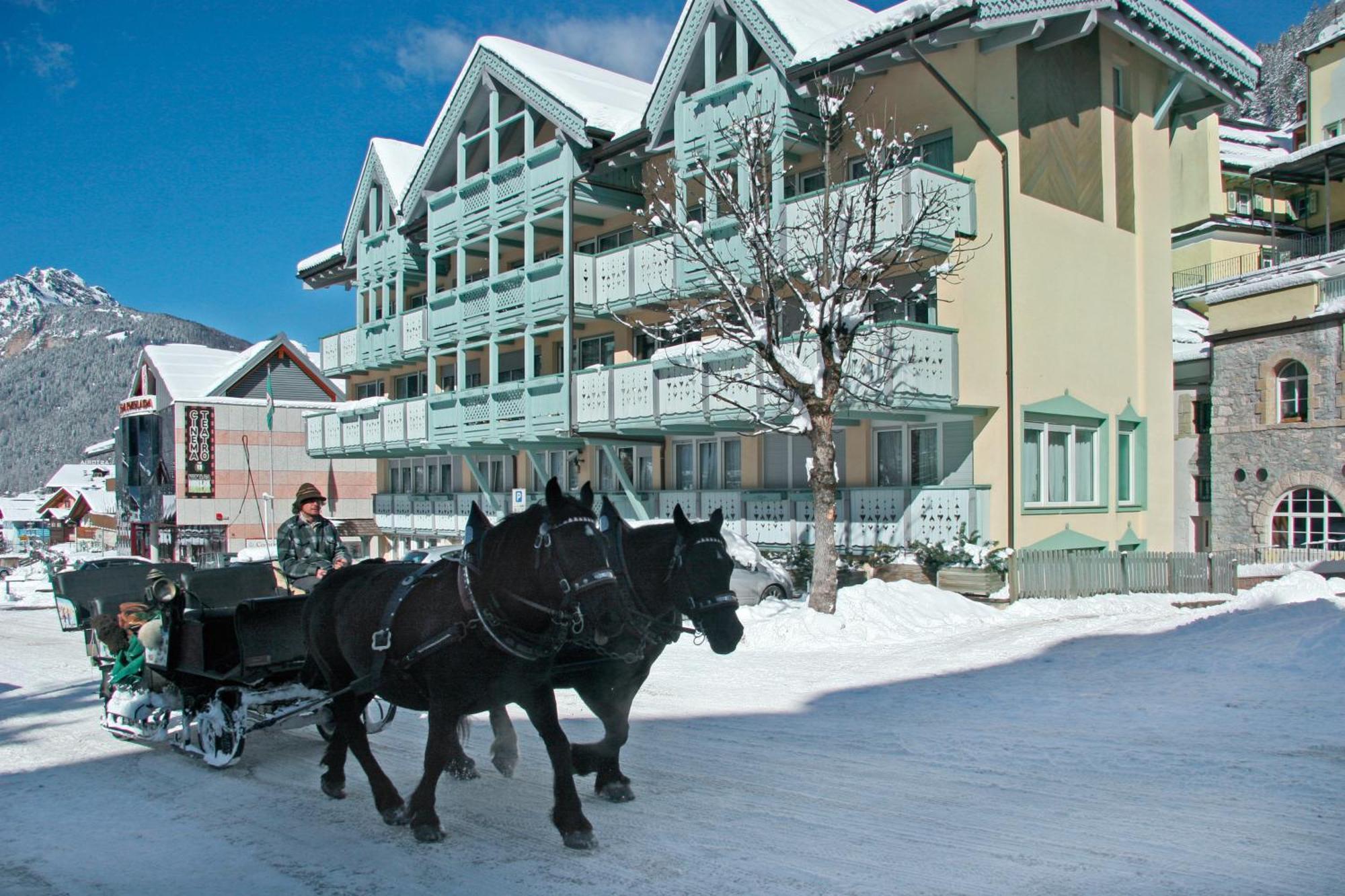Hotel Dolomiti Schloss Canazei Luaran gambar