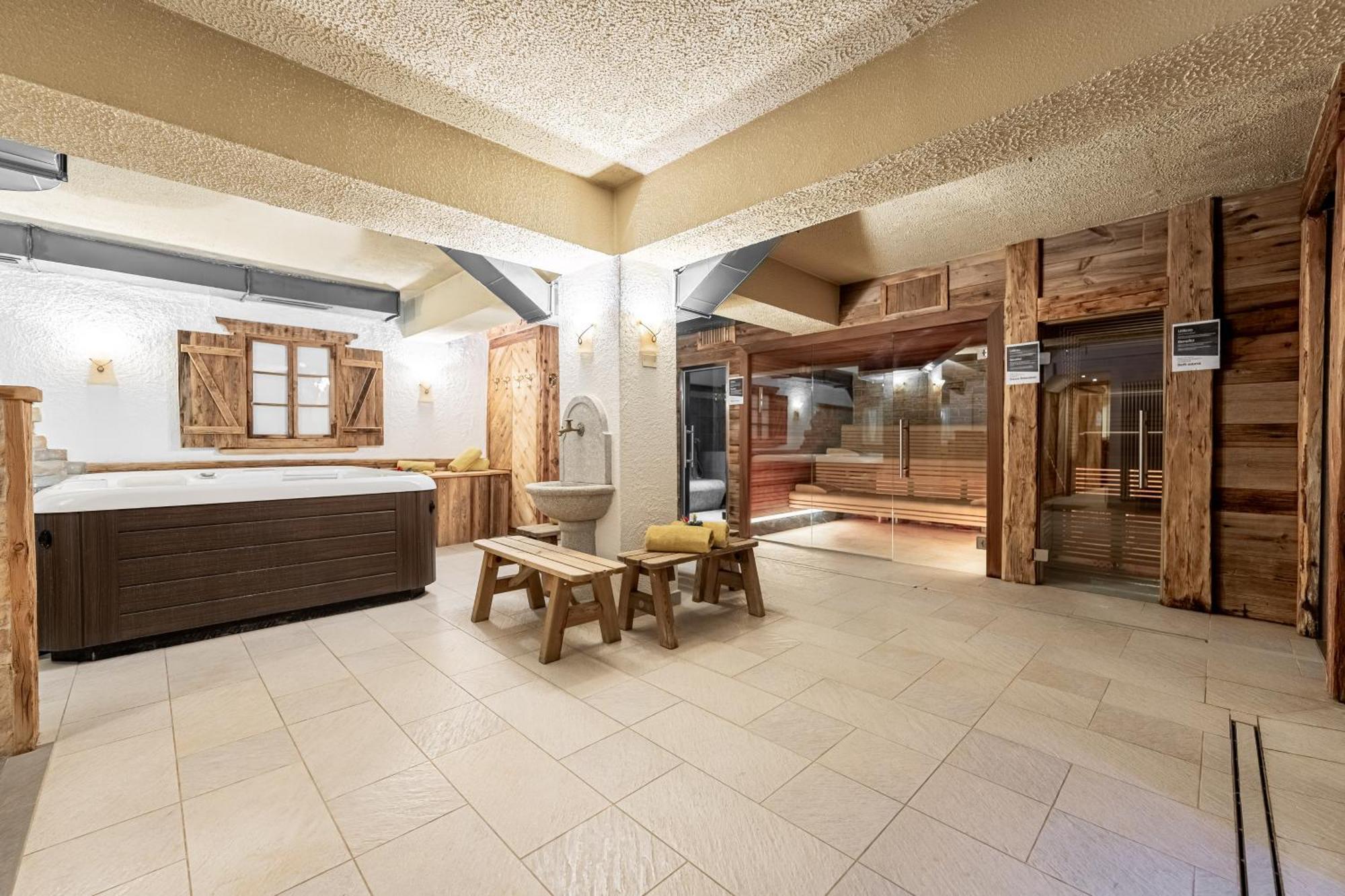 Hotel Dolomiti Schloss Canazei Luaran gambar