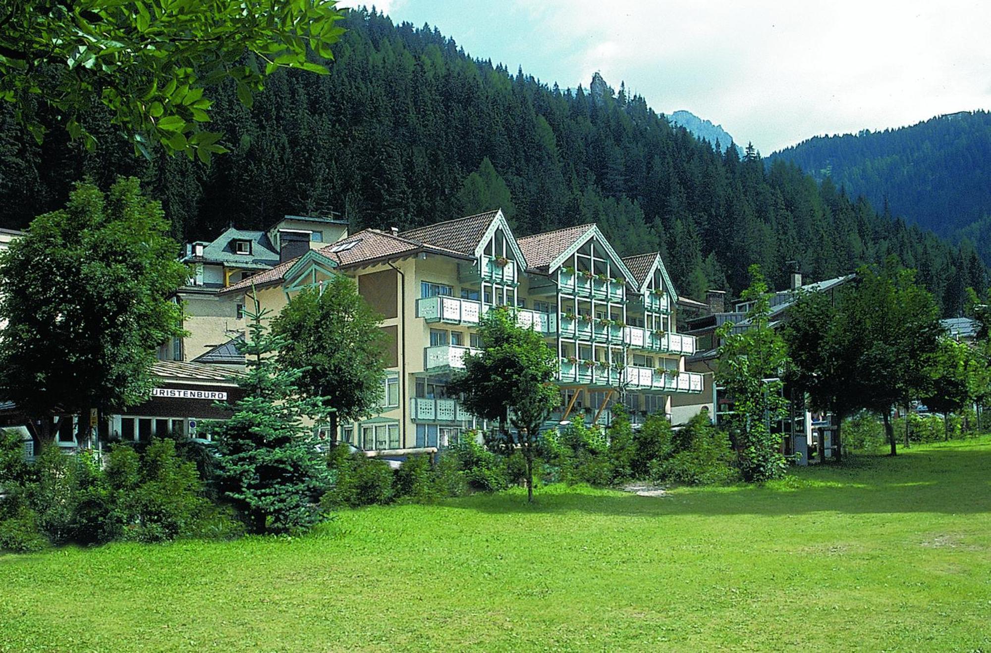 Hotel Dolomiti Schloss Canazei Luaran gambar